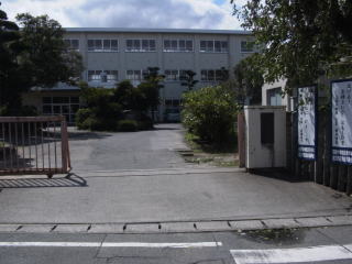 三池小学校の校門