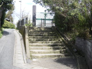 居館跡の階段は当時の遺構だそうだ