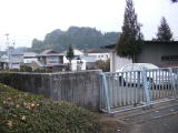 矢部高校正門から岩尾城を望む